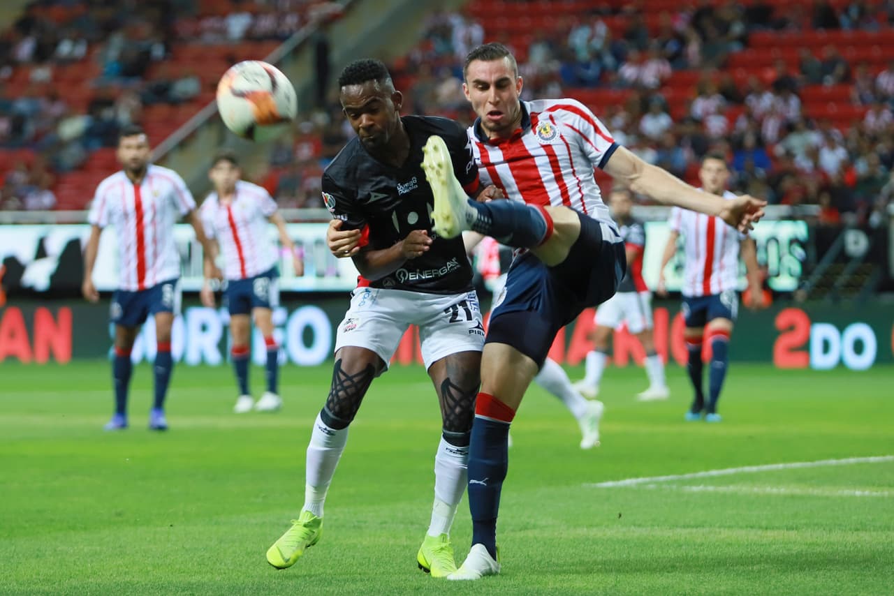 Por lesión tuvo que retiarse el brasileño Yago César (izquierda) en el minuto 41' del primer tiempo.