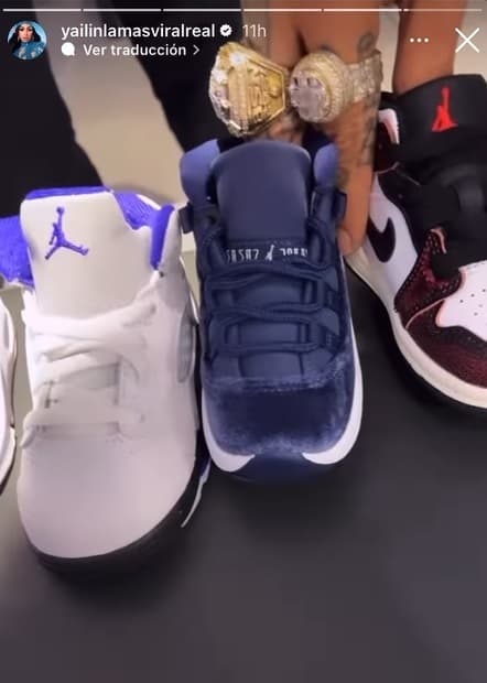 Este 29 de noviembre, la también ‘influencer’ compartió en sus historias un video en el que presumió el calzado deportivo que su pareja compró para su futura bebé.
<br>
