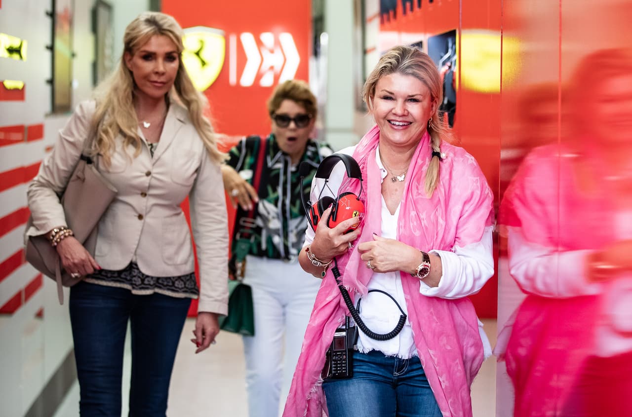 junto al joven de 20 años estuvo su madre, Corinna Schumacher, para darle todo su apoyo en este día histórico.