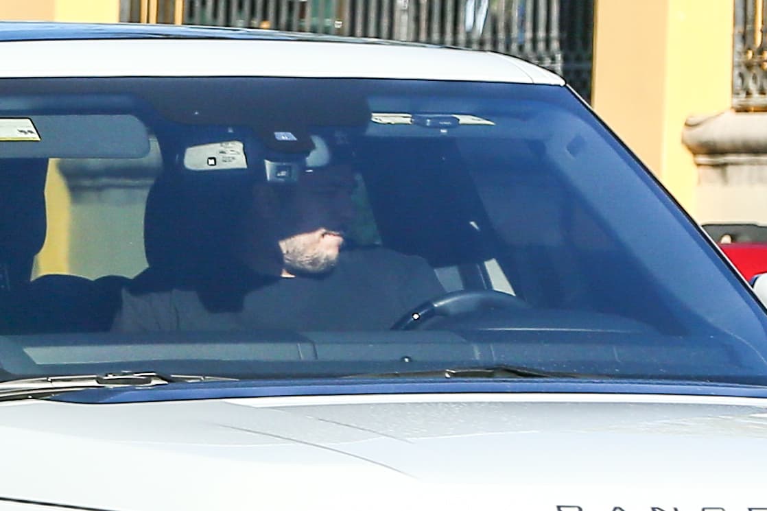 Rob salió a manejar en su camioneta, pero pronto desistió al ver a los fotógrafos. Puede verse su evidente sobrepeso.