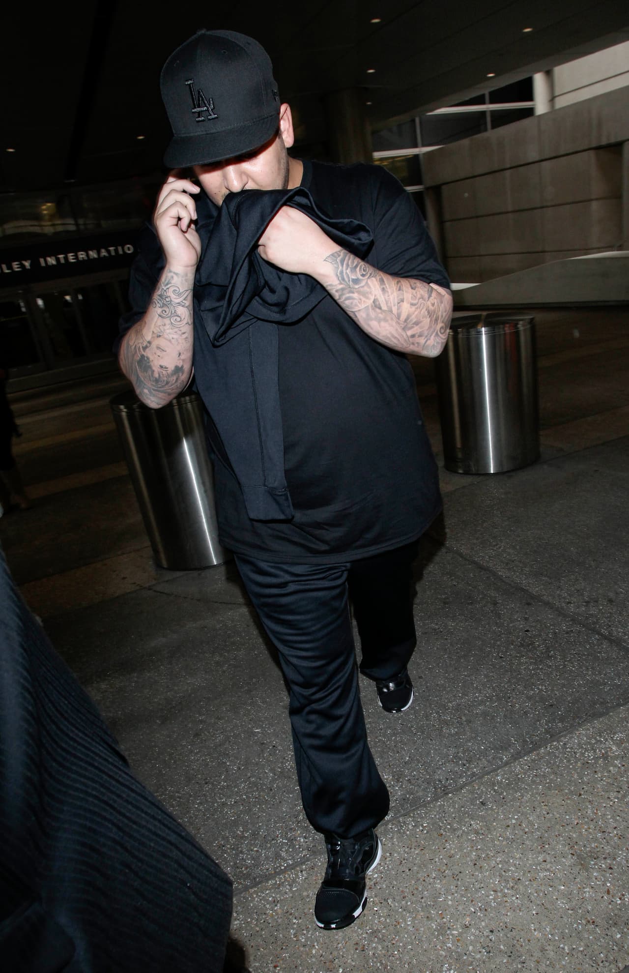 Rob se ha mantenido alejado de la luz pública, a diferencia de sus hermanas y medias hermanas.