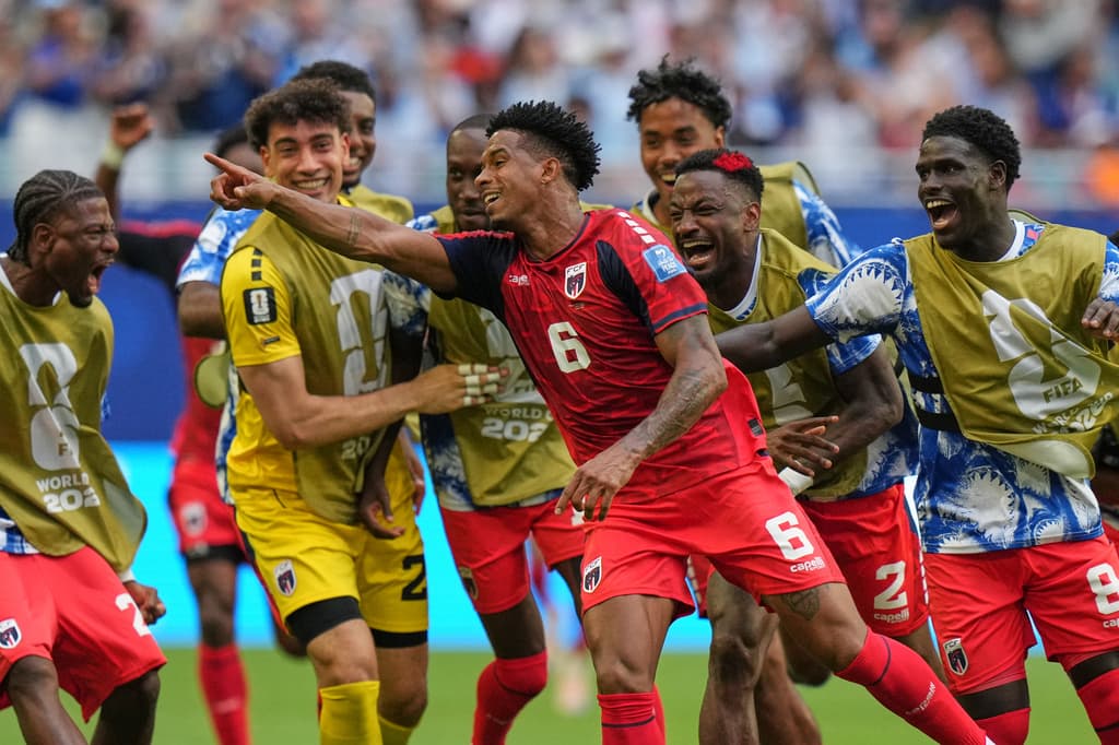 Kevin Pina, de Cabo Verde, en el centro, celebra con sus compañeros