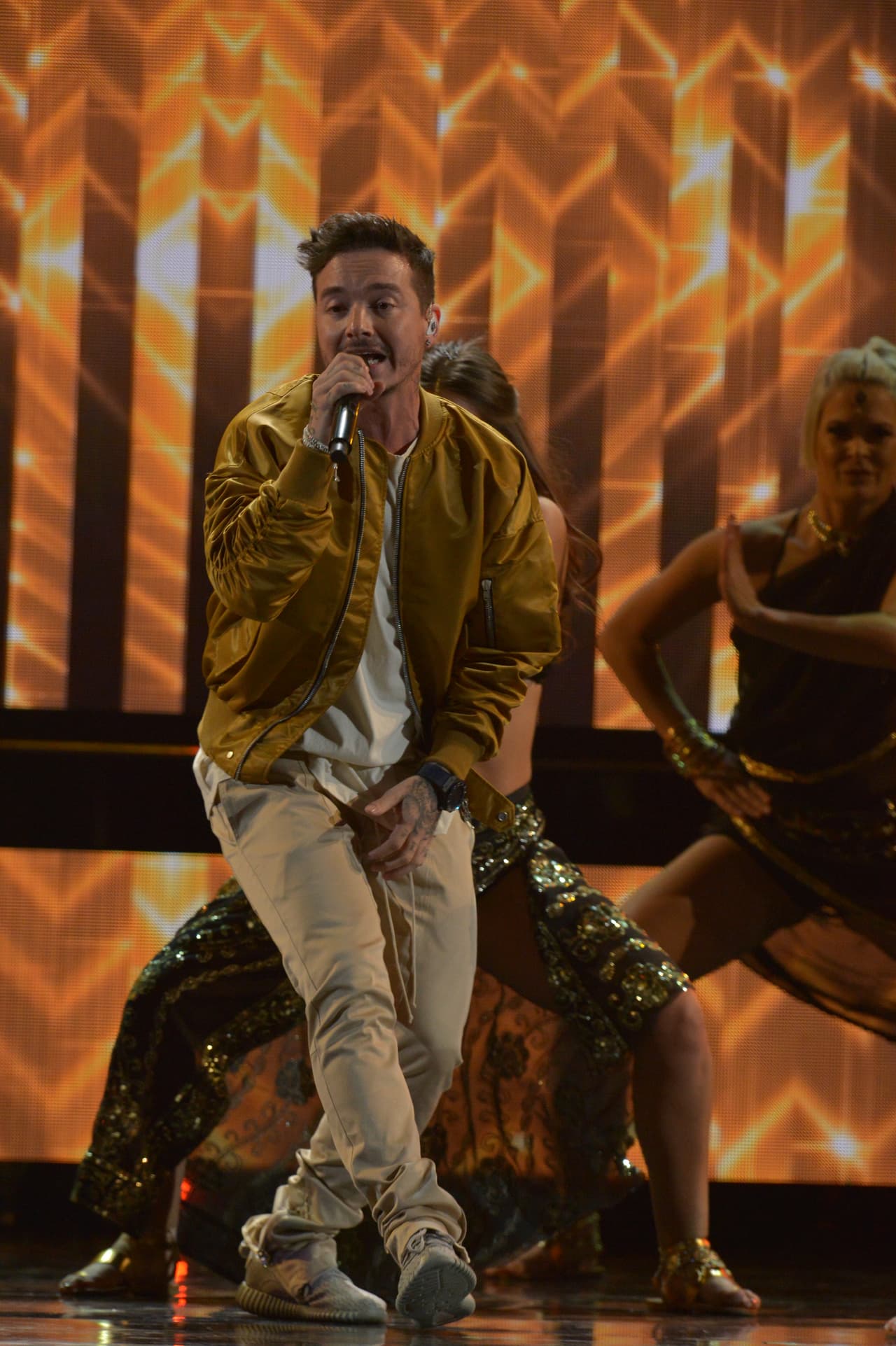 Apareció en la apertura de la gran celebración cantando 'Ginza'.