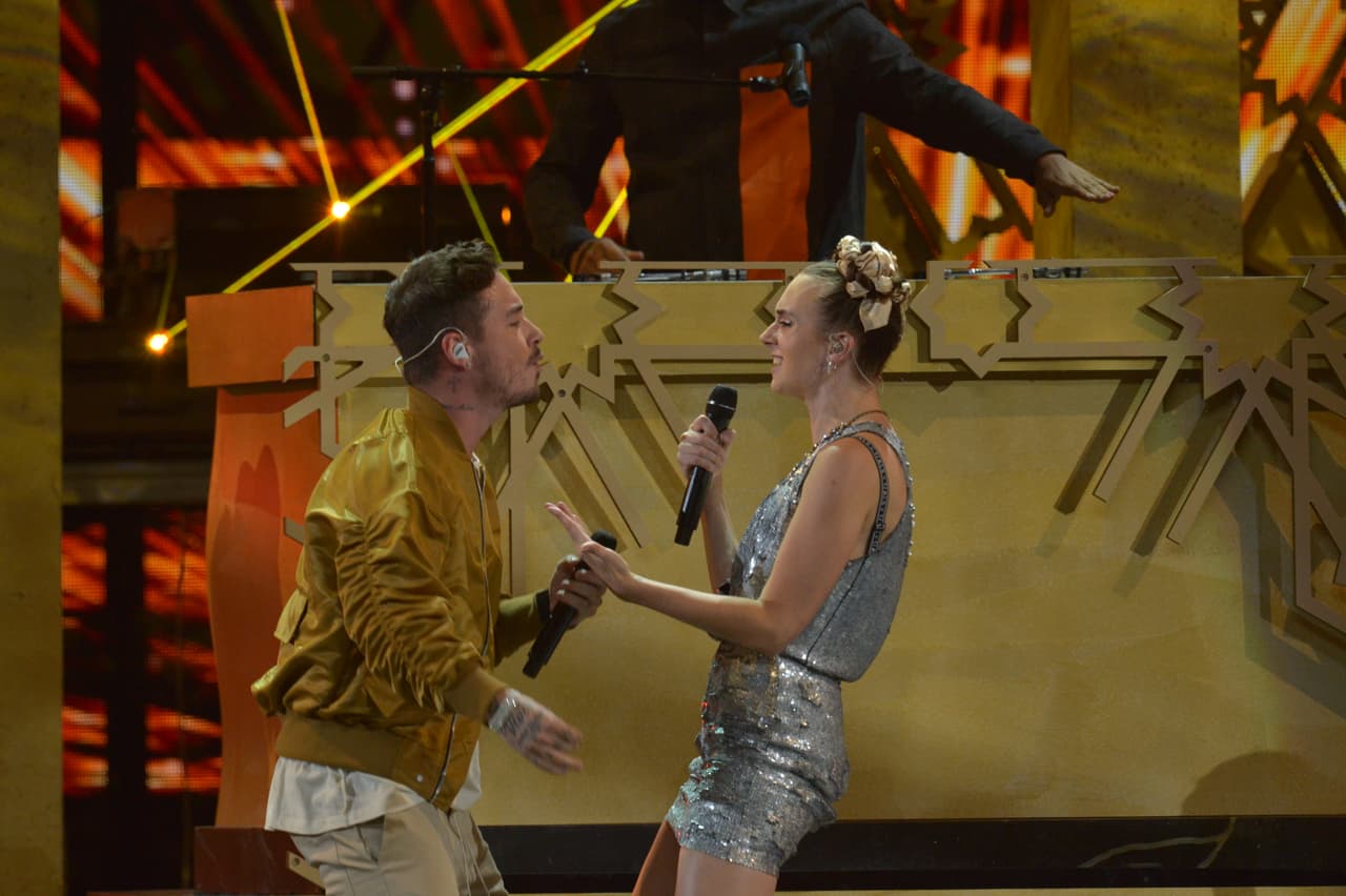 Y se les vio totalmente entregados.