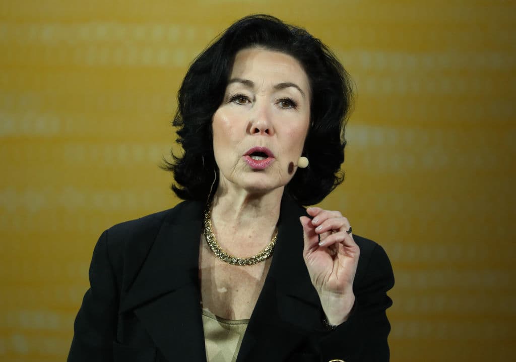 <h3 class="cms-H3-H3">10. Safra Catz. Oracle. $239,5 millones</h3>
<br>
<br>Desde 1999 Catz forma parte de la compañía y se convirtió en codirectora ejecutiva con Mark Hurd en 2014. 
<br>Catz se ha desempeñado como presidenta y directora financiera de Oracle. A la salida de Hurd, en 2019, ella se convirtió en directora. Oracle es una compañía gigante de software de arquitectura de base de datos. 
<br>