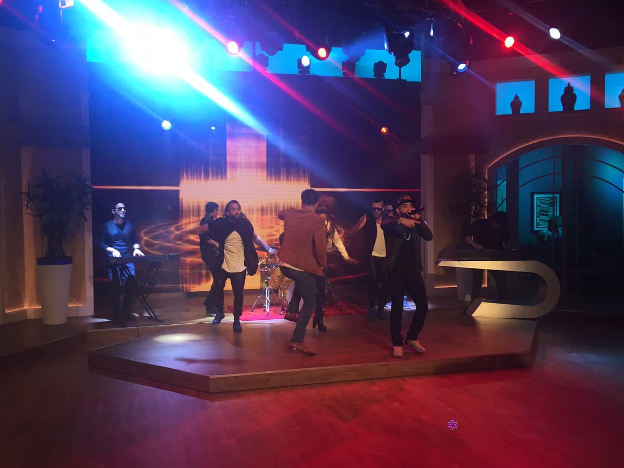 El escenario se iluminó con su presencia.