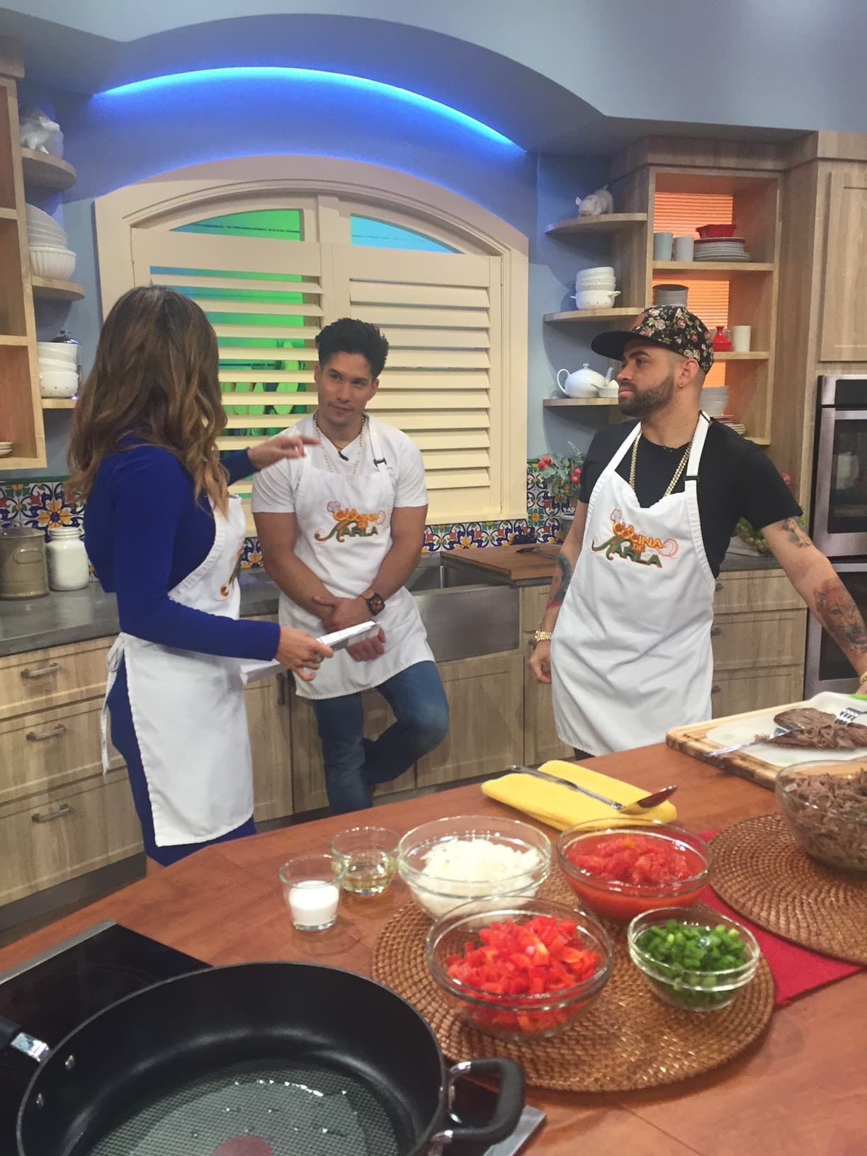 Karla logró meter a estos chicos a la cocina.