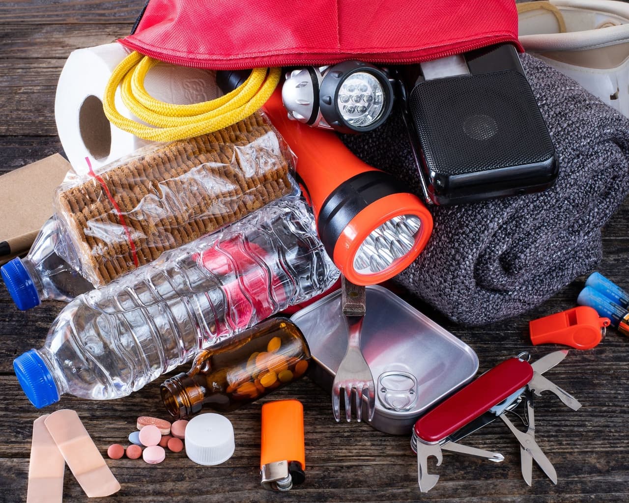 3. Organiza los suministros necesarios para un desastre en una mochila. Debes contar con suministros de emergencia para cuando debas evacuar de inmediato.
<br>