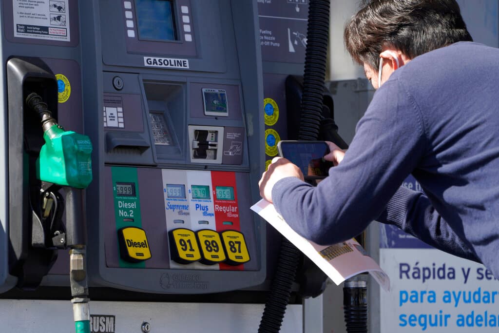 "Antes 35 dólares llenaba mi tanque y ahora son $75", dijo. Asegura que presta este servicio de manera parcial aunque nunca pensó que todo iba a cambiar por el precio de la gasolina.