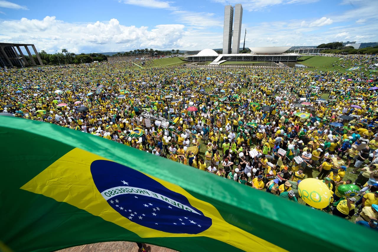 Exigen la renuncia de Rousseff en Brasilia.