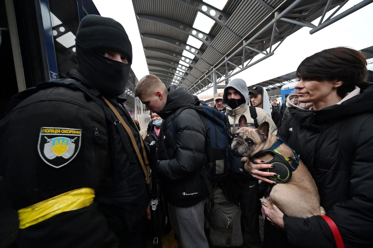 Esta mujer carga su mascota dentro de un tren que la traslada fuera de Ucrania. La enviada del presidente Joe Biden ante la ONU, Linda Thomas-Greenfield, dijo que 
<a href="http://uni.vi/JMR3103sBLP" target="_blank">100 refugiados ucranianos cruzan a Polonia cada minuto</a>.
