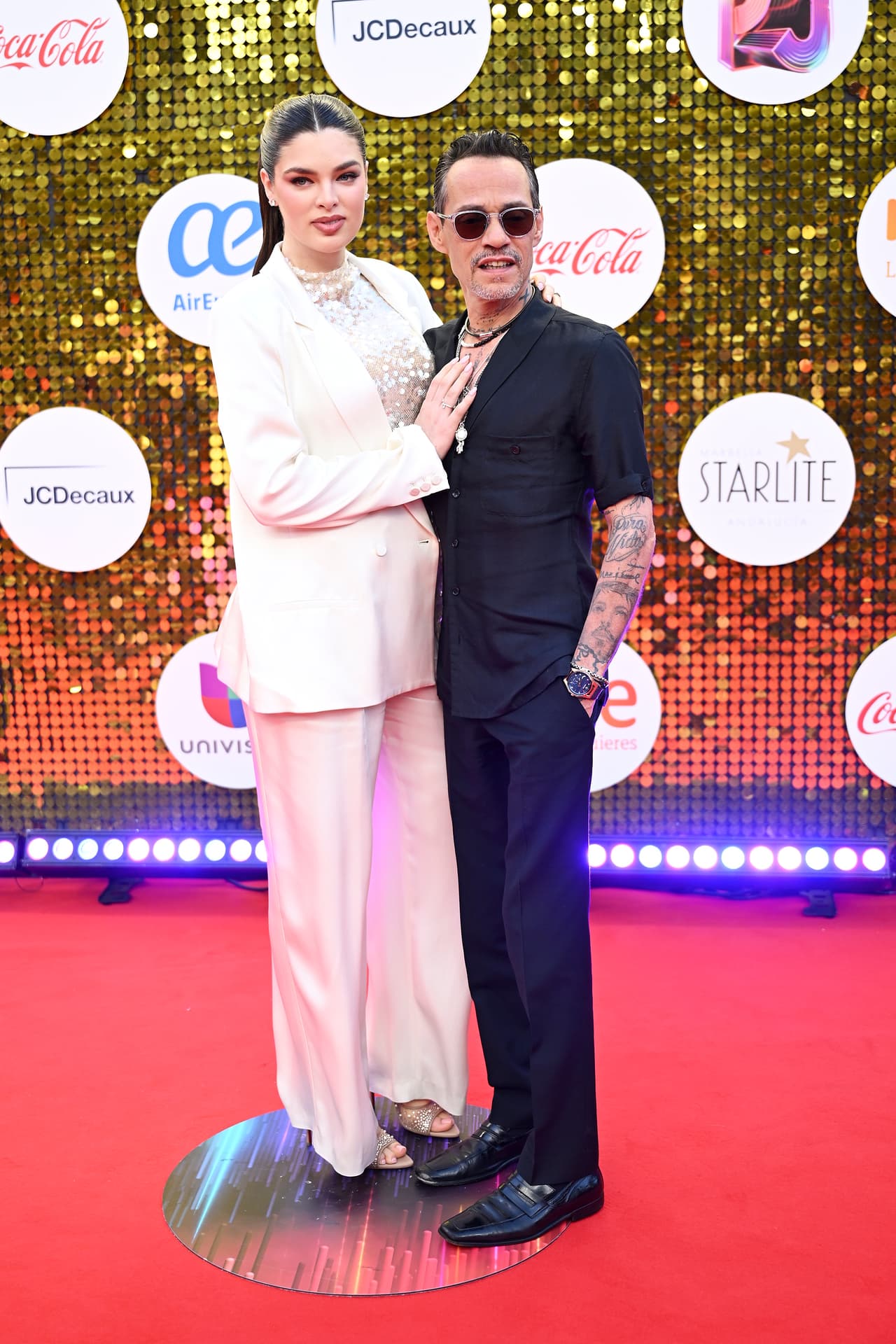¡El amor estuvo en el aire! Estas parejas desfilaron enamoradas por la alfombra roja de Premios Juventud 2026