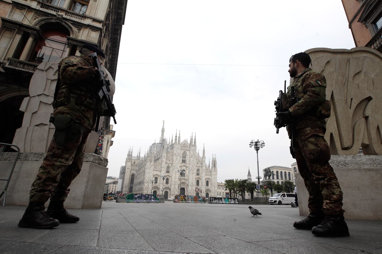 Soldados italianos patrullan en Milán asegurándose de que las medidas de aislamiento ordenadas por las autoridades se cumplan.