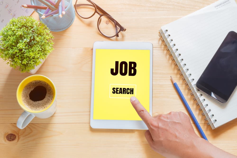 Si estás desempleado no te inquietes y utiliza el tiempo libre para efectuar investigaciones de mercado y enviar cartas a empleadores potenciales. Este puede ser tu gran mes del éxito laboral. No te impacientes, lo que deseas lo lograrás.