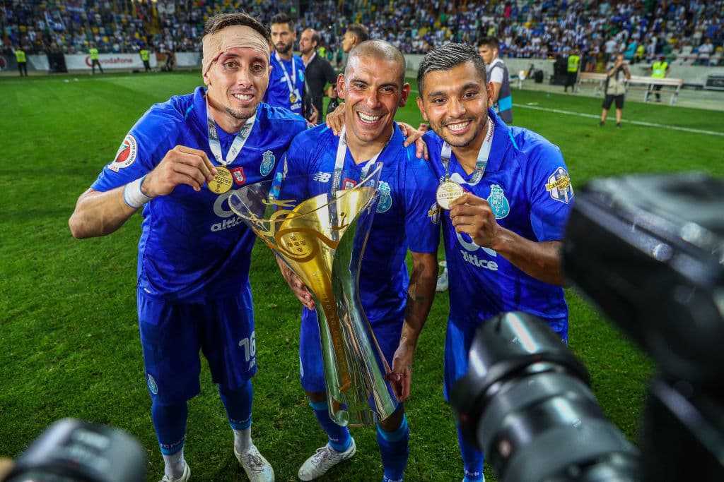 <b>Desventaja:</b> el volante mexicano compartía en Porto con su compatriota Jesús 'Tecatito' Corona y esa sociedad servía para la Selección Mexicana.