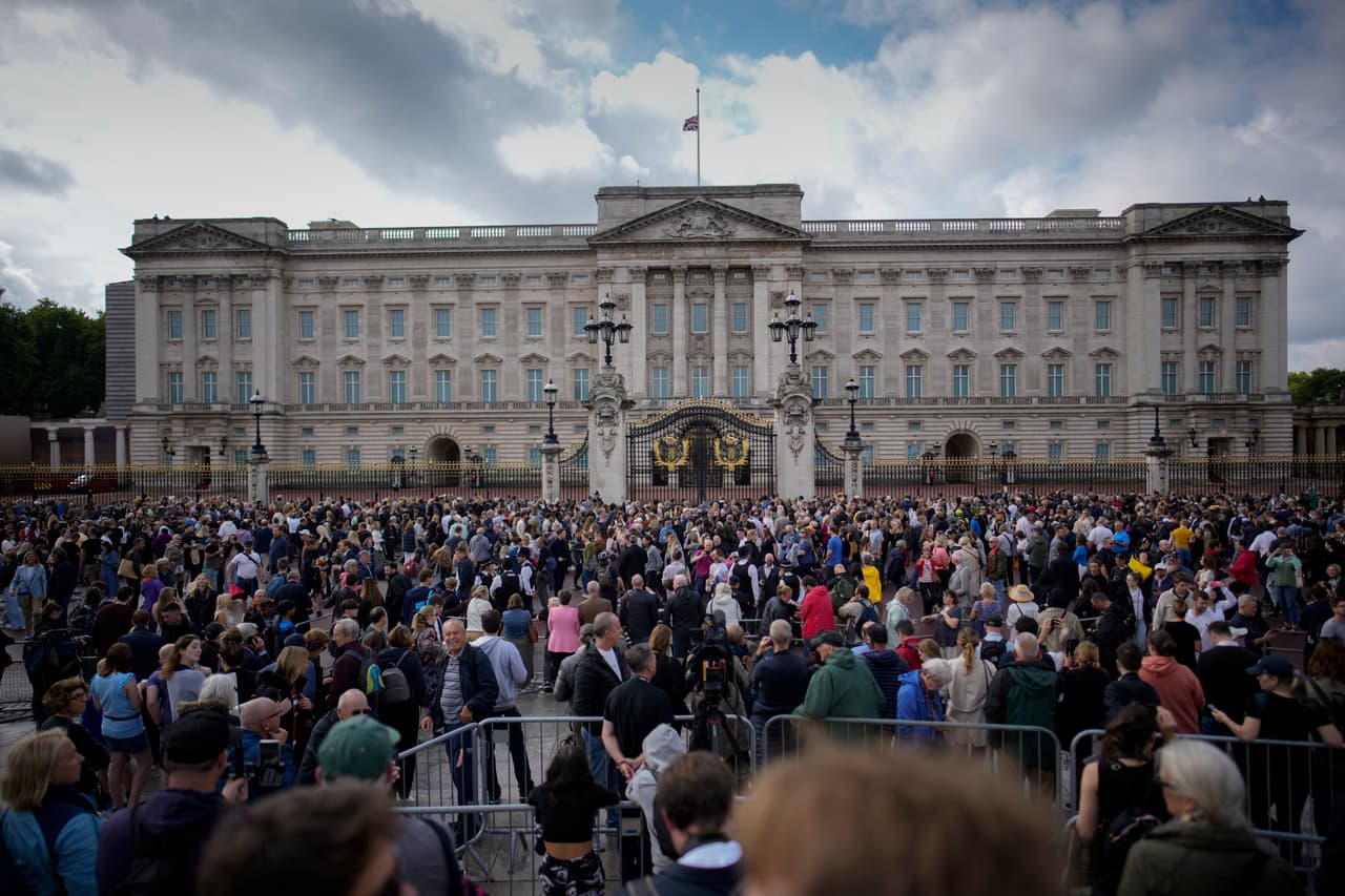 Como dicta el protocolo, el jueves en el Palacio de Buckingham se izó la bandera de la Unión a media asta. Con la llegada del rey Carlos el viernes se izó el estandarte real.
