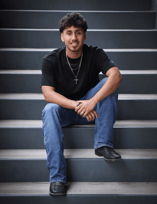 "Santiago se gradúa de
<b> Desert Edge High School</b>. Y representa un esfuerzo y logro en su vida de la cual estamos muy orgullosos", dice la familia de Santiago Porras.