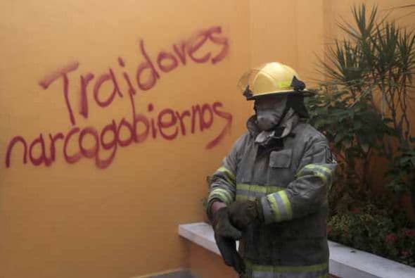 Las expresiones de repudio ante los representantes poliíticos fueron grabados en las paredes de la sede. Con la información de Univision.com