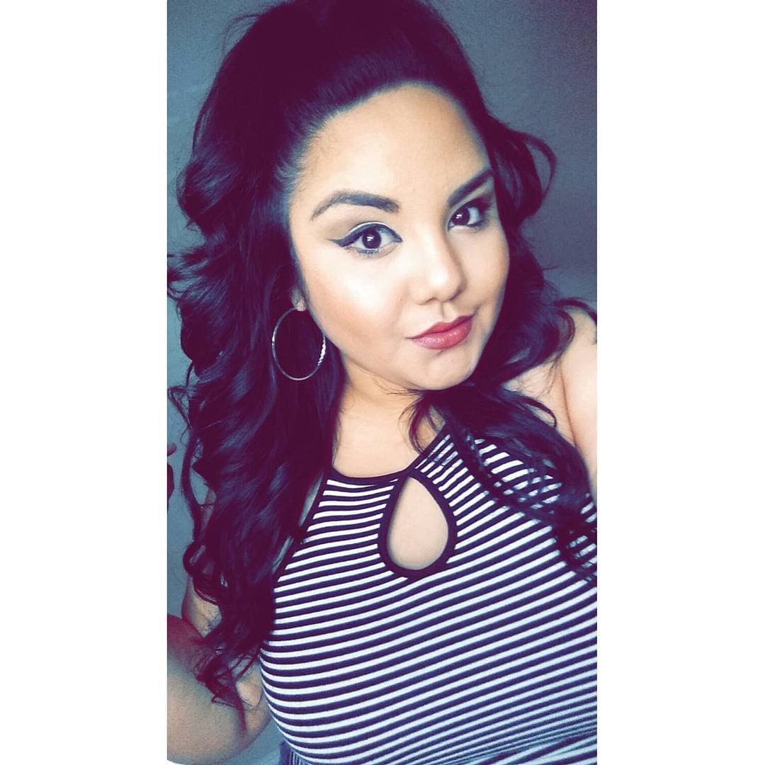 Con el maquillaje correcto y unos aretes amplios, Sandra le atinó muy bien a este look de Selena.