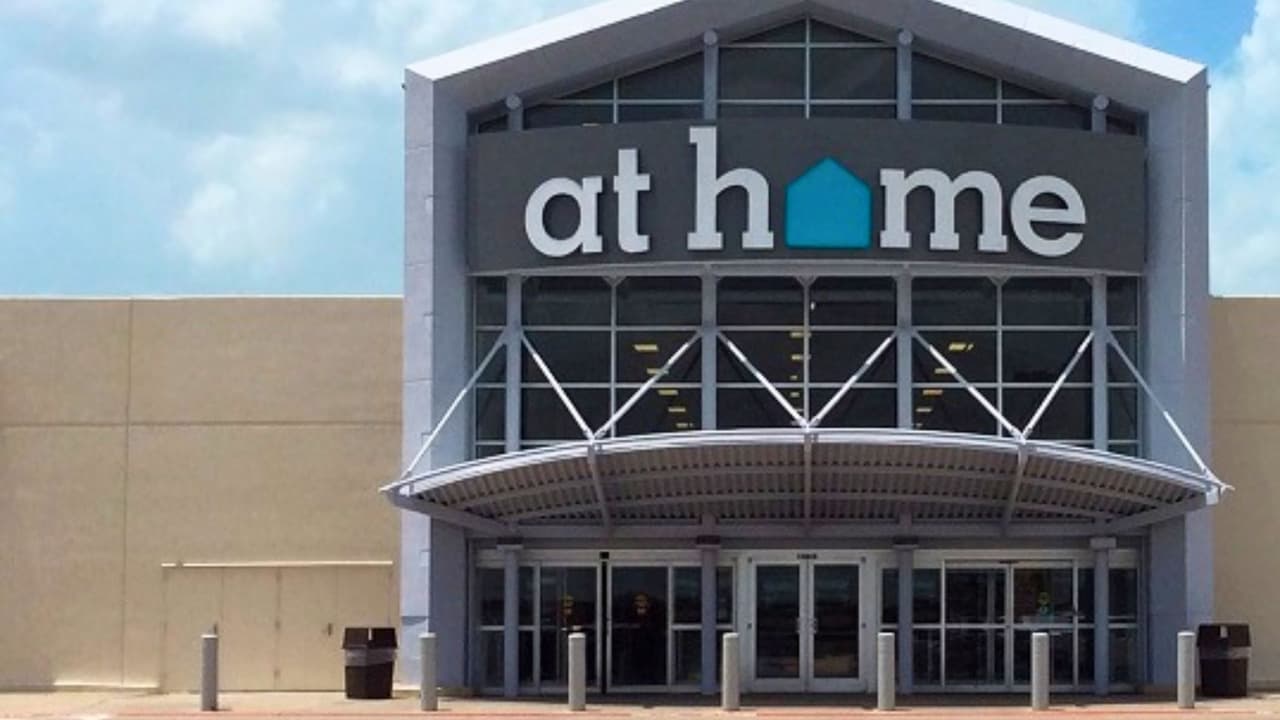 <h3 class="cms-H3-H3">¿Qué sigue para la empresa? </h3>
<br>
<br>- 
<b>Reorganización financiera: </b>la empresa llegó a un acuerdo con sus acreedores para eliminar gran parte de su deuda y recibir una inyección de 200 millones de dólares. 
<br>
<br>- 
<b>Cambio de dueños:</b> el control de la compañía pasará a manos de los prestamistas que están financiando el proceso. 
<br>
<br>- 
<b>Servicio al cliente:</b> At Home asegura que seguirá sirviendo a sus compradores durante la reestructura.