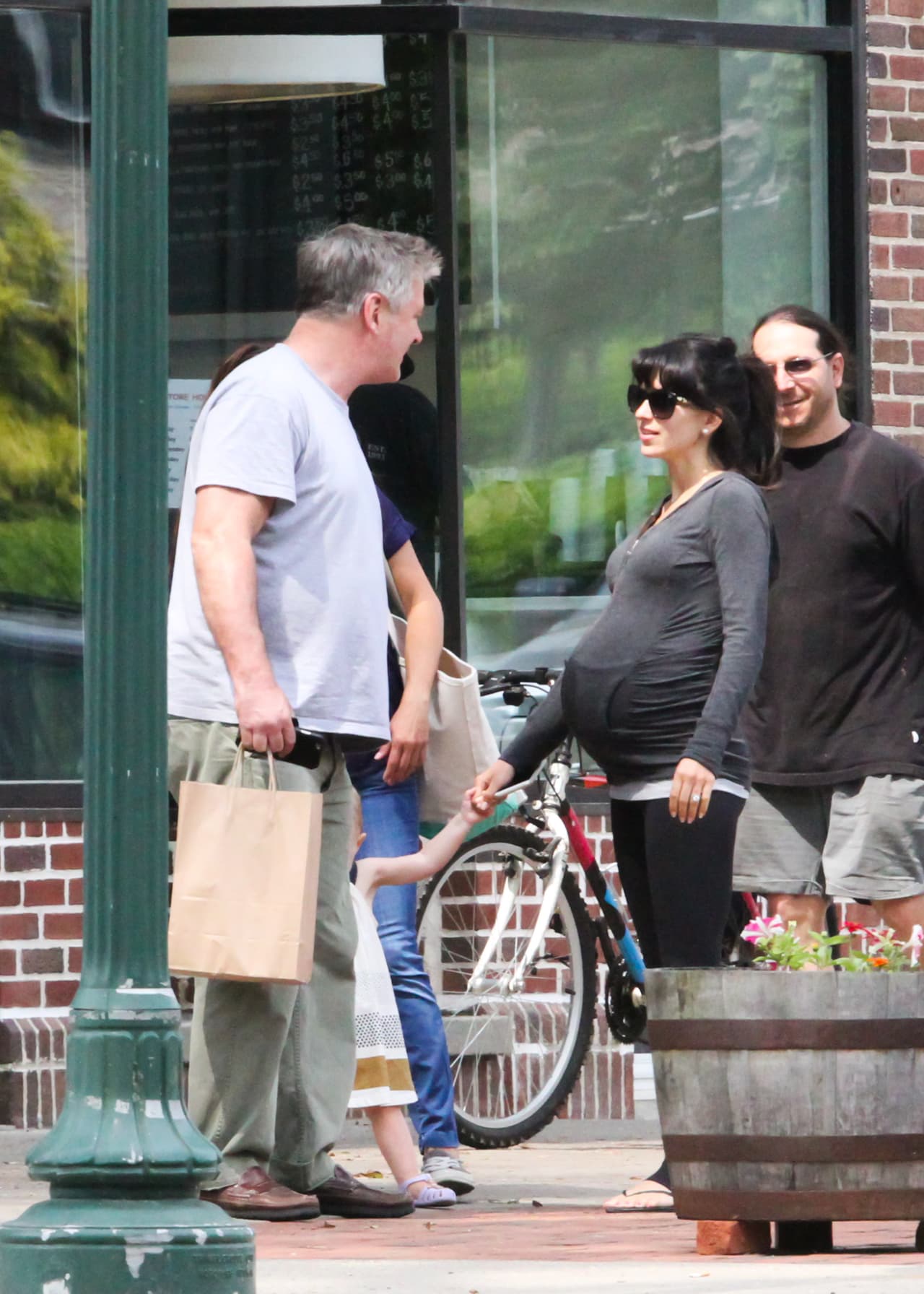 No importa que se tenga que inclinar un poco hacia la pequeña.