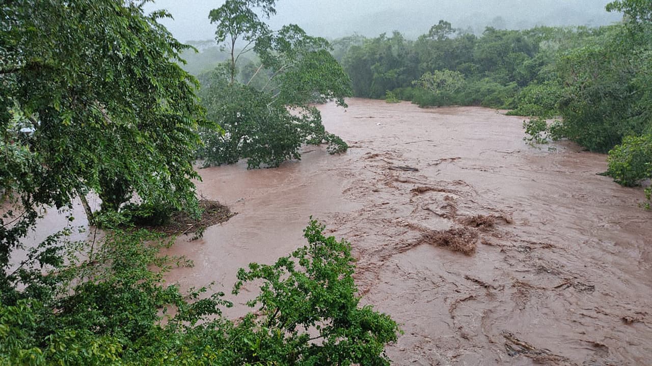 El huracán Iota ha desbordado el río Iyas Waslala, en el norte de Nicaragua, tras tocar tierra el lunes por la noche. Aunque se va debilitando, todavía se teme una gran destrucción a su paso.