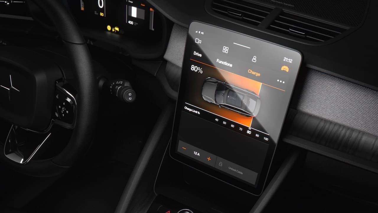 La principal novedad que el Polestar 2 no comparte con sus primos de Volvo, es una
<b> enorme pantalla sensible al tacto de 11 pulgadas </b>que alberga un sistema de info-entretenimiento basado en la plataforma informática 
<b>Android</b> de Google.