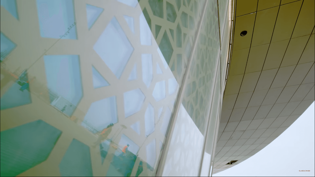 Para muchos su arquitectura remonta a las naves espaciales que solían apoderarse del mundo en películas y series de los años 70's y 80's.