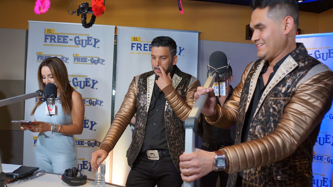 Banda Los Recoditos nos presentó en primicia su nuevo disco 'Los Gustos Que Me Doy' y armaron tremendo relajo con La Bronca, El Tambochi y El Compa Ivan.