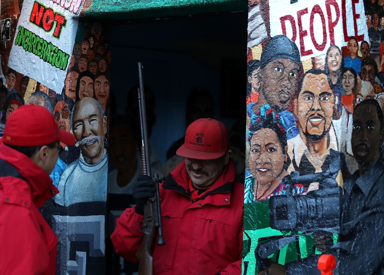 Decenas de armas fueron entregadas en un evento organizado por United Playaz y la Policía de San Francisco el 17 de diciembre de 2016 en el área South of Market con la intención de reducir la violencia en el área. Los asistentes recibieron 100 dólares por cada arma y 200 por rifles de asalto.