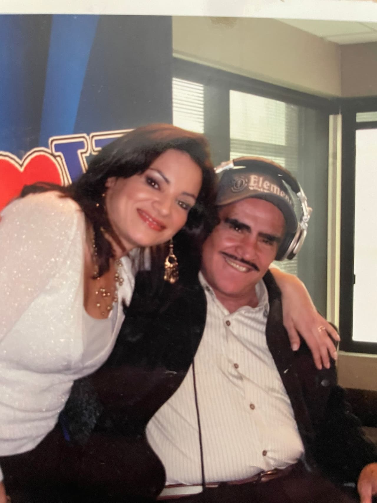 Vicente Fernández visitó la estación K-Love en varias oportunidades y cultivó amistades por su humildad y carisma. En esta imagen lo vemos con nuestra compañera, Cecilia Bográn quien también lo acompañó durante la ceremonia de develación de su estrella en Hollywood.