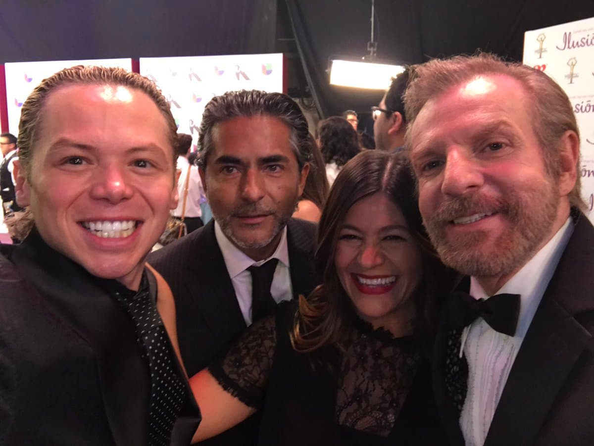 Alejandro siempre hace partícipe a Óscar de sus éxitos, ya que a cualquier ceremonia o evento que tiene, el joven presentador no puede faltar.