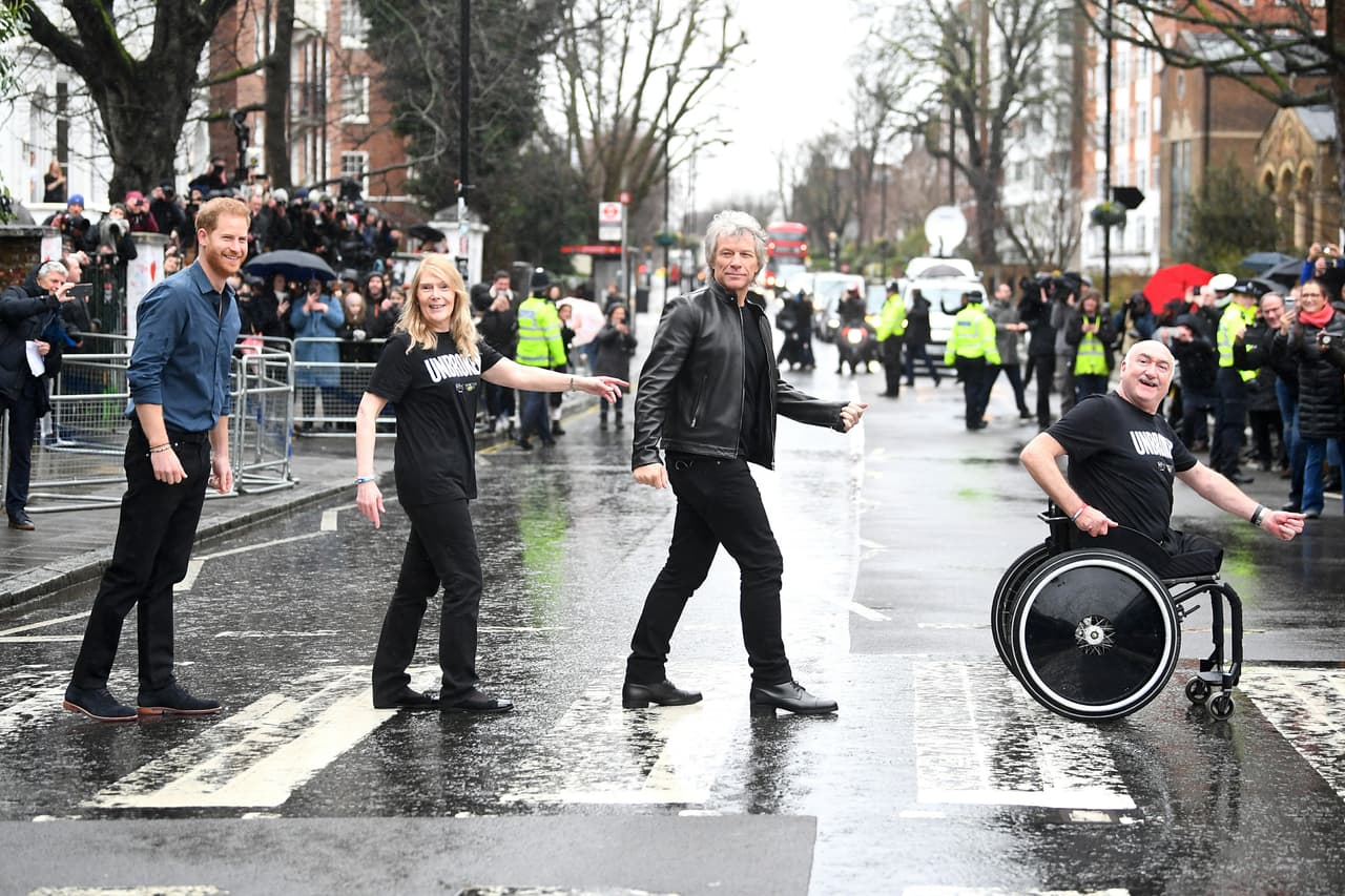 Dos días después de pedir públicamente 
<b><a href="https://www.univision.com/famosos/en-fotos-el-primer-acto-de-harry-en-su-gira-del-adios-a-la-realeza-con-bon-jovi-y-los-beatles-de-backups-fotos">que no le llamaran más príncipe, Harry</a></b>, el pelirrojo nieto de la reina Isabel II, grabó junto a Jon Bon Jovi el sencillo 
<b>'Unbroken'</b>, a beneficio de la Fundación Invictus Games.