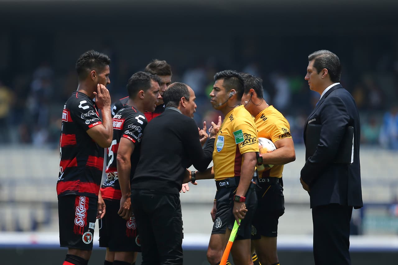 Al final del partido el técnico Óscar Pareja y los jugadores de Xolos le reclamaron al silbante Jorge Isaac Rojas.