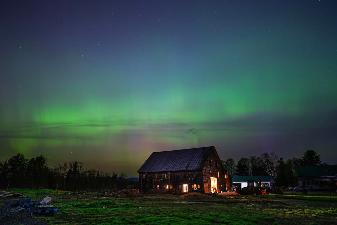 La aurora boreal, producida por una tormenta solar, vista desde Maine, Estados Unidos.