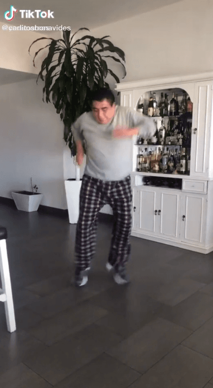 A partir de los videos en TikTok de Carlos, su departamento cuenta con una zona de sala comedor, en donde los muebles blancos contrastan con el piso gris de la vivienda.