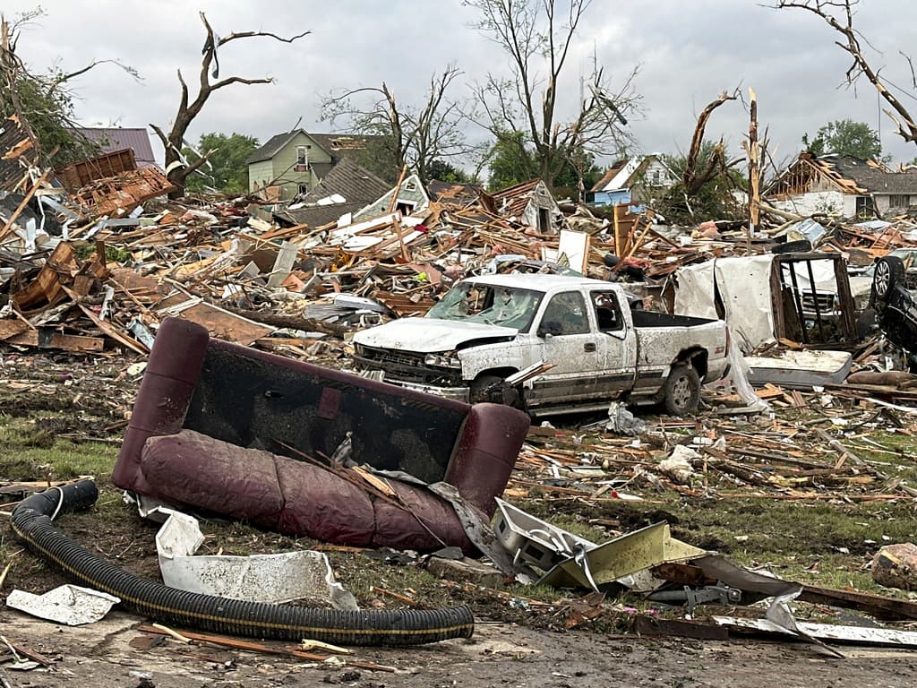 Un tornado deja varios muertos en Iowa mientras poderosas tormentas azotan nuevamente el Medio Oeste