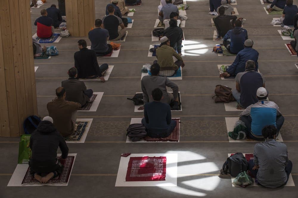 Adoradores en la Mezquita Central de Cambridge en Cambridge, Inglaterra,
<b> durante una de las primeras oraciones comunales del viernes desde el cierre.</b>
<br>