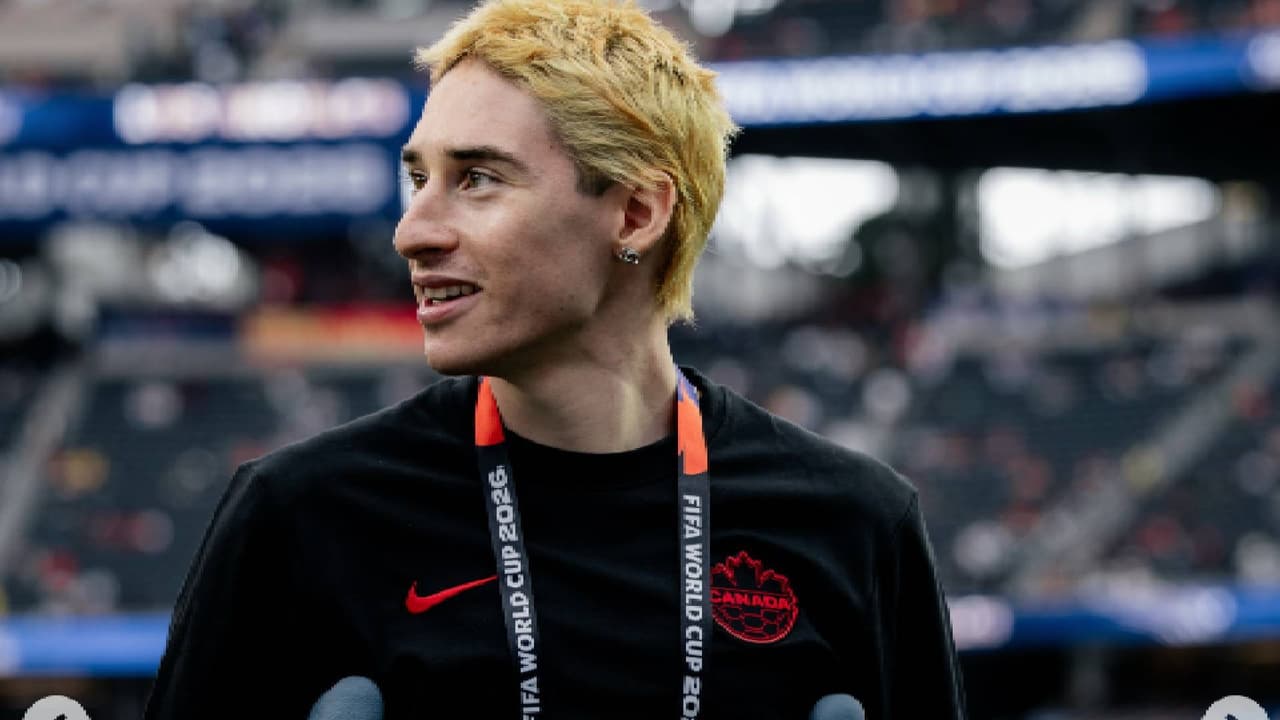 Marcelo Flores aparece en muletas para felicitar a Canadá por su pase a Octavos
