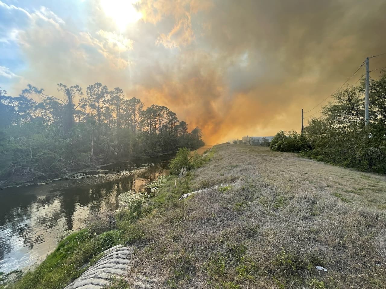 Autoridades de North Port informaron que varios centros educativos fueron evacuados debido a un incendio forestal entre Toledo Blade Boulevard y Price Boulevard.