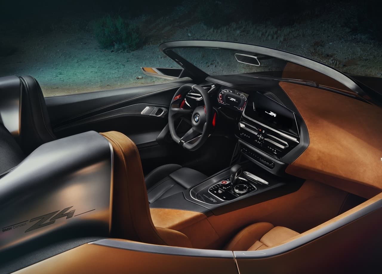 A pesar de su aspecto futurista la cabina del BMW Concept Z4 muestra el típico 
<b>tablero de instrumentos y controles de diseño envolvente</b> que BMW ha usado por décadas.