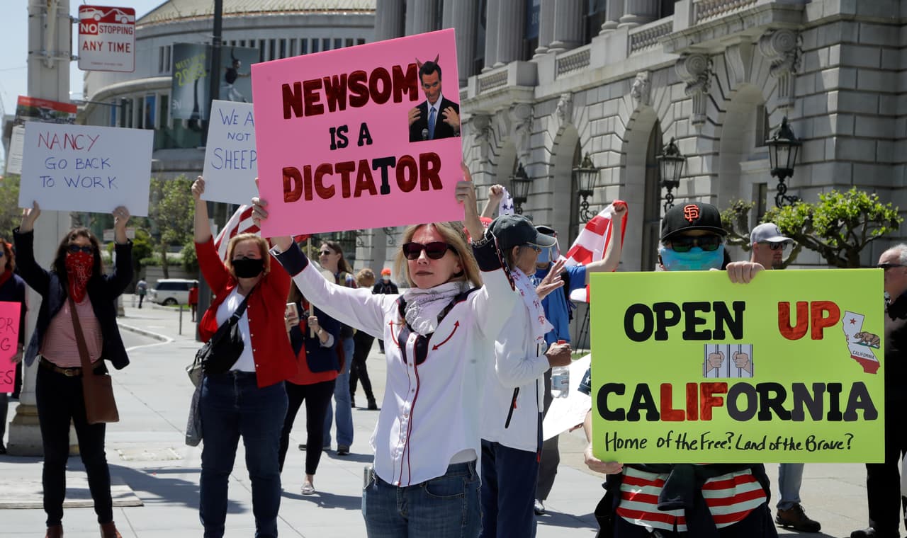 Protestantes en San Francisco, como en otras partes del estado, hicieron referencia al gobernador Gavin Newsom como dictador o tirano, diciendo que las decisiones del mandatario están causando más daños a la economía estatal y el sustento de los residentes. (AP Photo/Ben Margot)