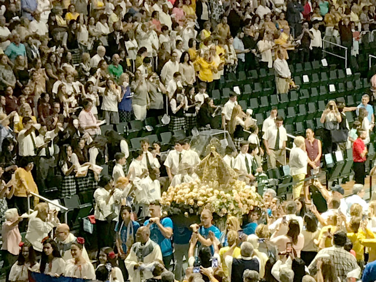 La imagen de la Virgen de la Caridad fue 
<a href="https://www.univision.com/local/miami-wltv/la-virgen-de-la-caridad-miami">llevada desde la Ermita de la Caridad al Watsco Center de la Universidad de Miami</a>, en Coral Gables, donde se celebró una misa.