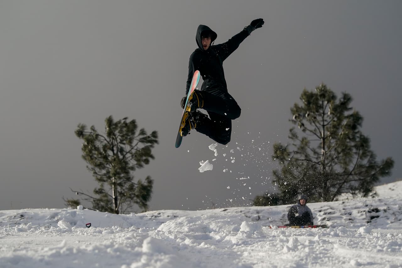 Para los amantes del 'snowboarding', el lugar más cercano donde se puede practicar es Lake Tahoe. Sin embargo, la cantidad de nieve que ha caído le permitió a Ryan Rohani, de 17 años, realizar saltos en las colinas de Mount Diablo.