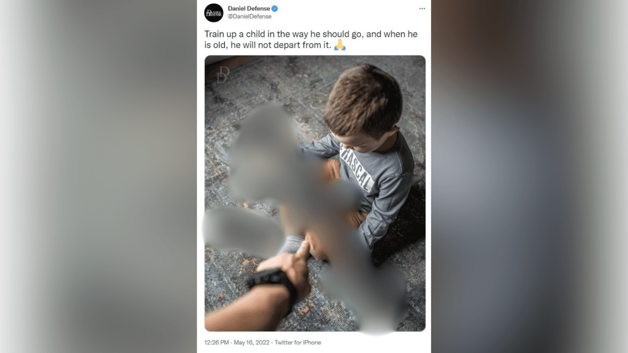 Esta es una imagen que viene incluida en la demanda como evidencia de la forma en que la empresa crea mercadotecnia para menores de edad. Univision decidió cubrir el arma.