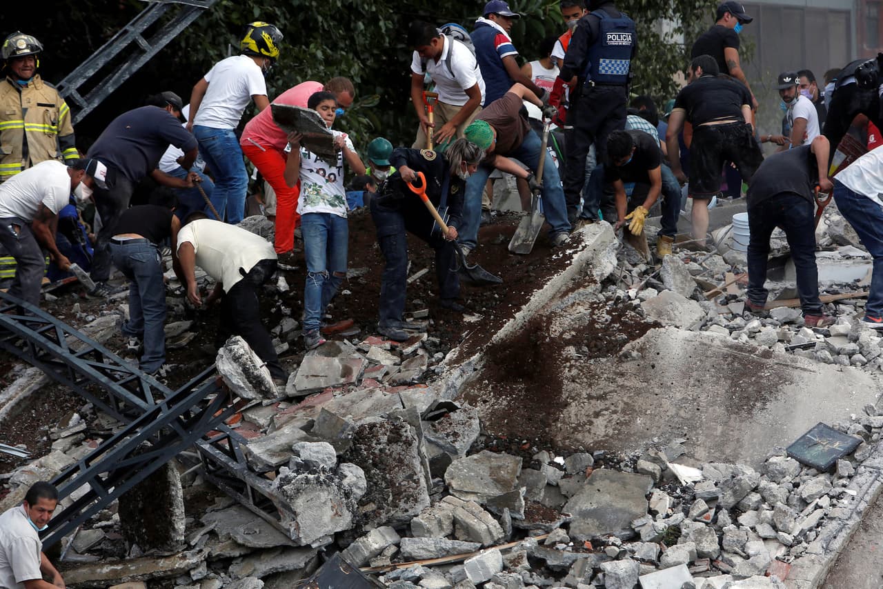 Caos, desaparecidos y edificios desplomados en Ciudad de México tras terremoto de 7.1