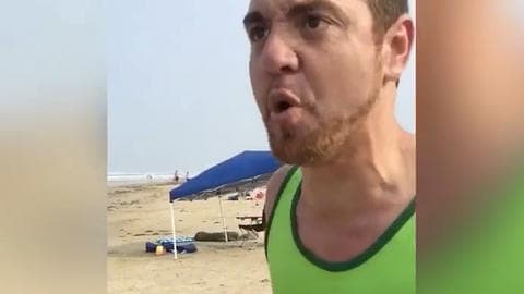 En el video del incidente, que tuvo lugar en una playa pública cercana el hotel South Padre Pearl, Texas, se muestra cómo el agresor le grita a un hombre: 
<b>"jodido musulmán"</b>. También se ve cómo se agarra repetidamente los genitales y se le oye decir: "ISIS no significa nada para mí", 
<b>"Donald Trump te parará"</b> y "Mi país es el más grande del maldito mundo".
<br>