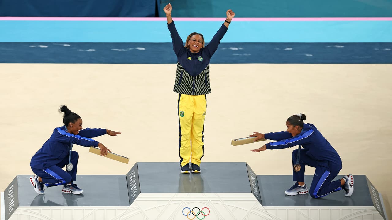 Biles pierde oro con Andrade, pero regala gran estampa en su adiós de París