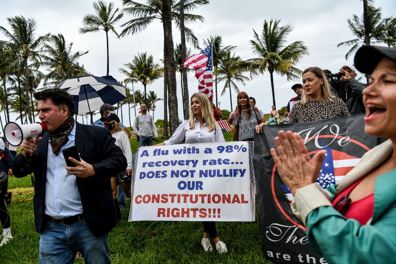 Los residentes llegaron con carteles y se ubicaron en la calle turística de Ocean Drive pidiendo la apertura de los locales comerciales y la playa.