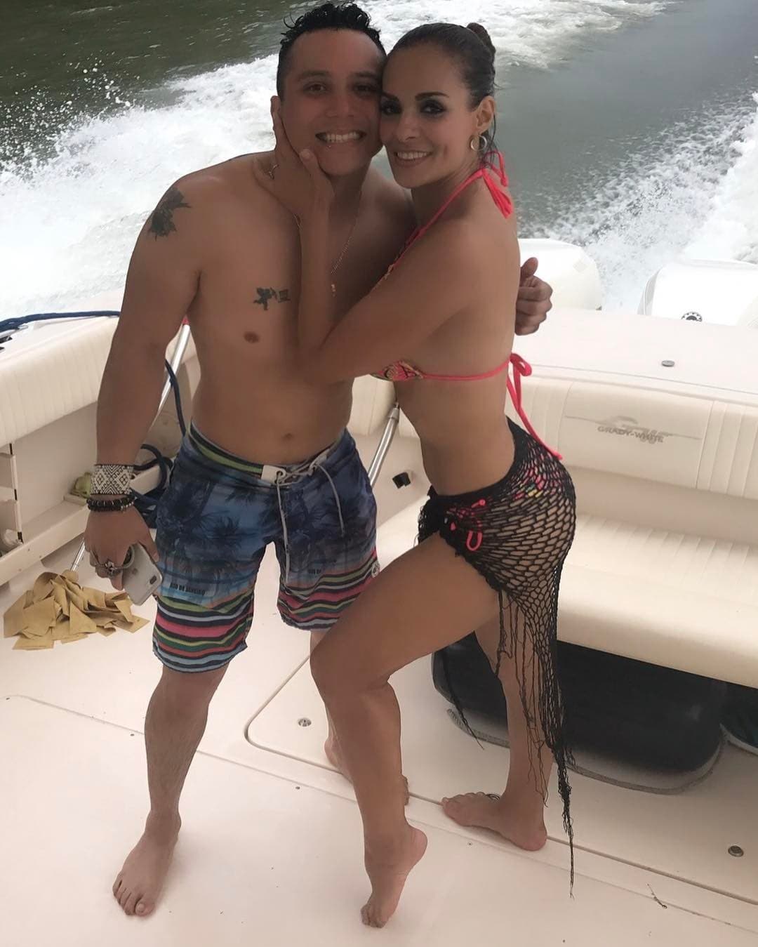 Previo a esta entrevista, en febrero del mismo año, Alma Cero dejó claro a través de una transmisión en vivo en su Instagram, que la relación entre Kimberly y Edwin comenzó cuando el músico aún estaba casado con ella: "Lo que sí tengo que decir es que 
<b><a href="https://www.youtube.com/watch?v=jI1IjYRNVac" target="_blank">Edwin Luna embarazó</a></b> a una chica estando conmigo".